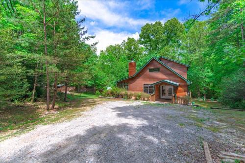 Elliotts Hideaway Adorable Cabin Fire Pit, Hot Tub, Deck, Pet Friendly, Wifi