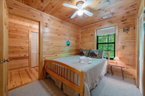 Elliotts Hideaway Adorable Cabin Fire Pit, Hot Tub, Deck, Pet Friendly, Wifi