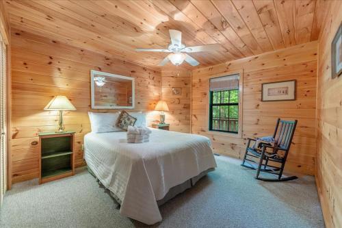 Elliotts Hideaway Adorable Cabin Fire Pit, Hot Tub, Deck, Pet Friendly, Wifi