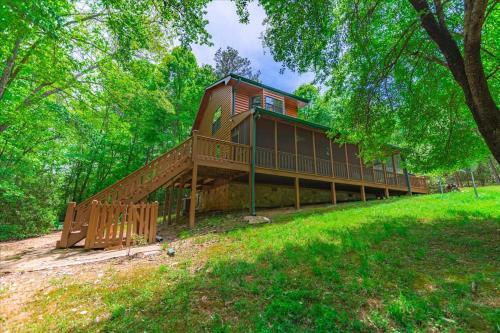 Elliotts Hideaway Adorable Cabin Fire Pit, Hot Tub, Deck, Pet Friendly, Wifi