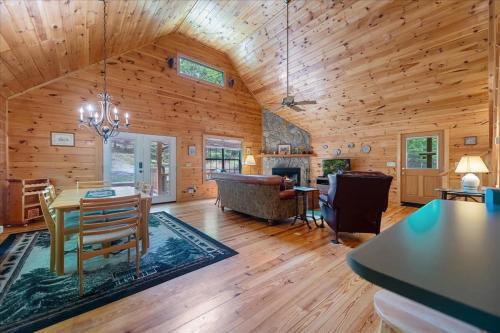 Elliotts Hideaway Adorable Cabin Fire Pit, Hot Tub, Deck, Pet Friendly, Wifi