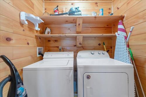 Elliotts Hideaway Adorable Cabin Fire Pit, Hot Tub, Deck, Pet Friendly, Wifi