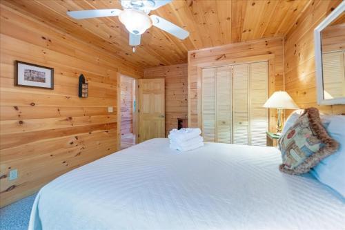 Elliotts Hideaway Adorable Cabin Fire Pit, Hot Tub, Deck, Pet Friendly, Wifi