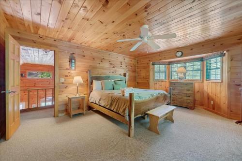 Elliotts Hideaway Adorable Cabin Fire Pit, Hot Tub, Deck, Pet Friendly, Wifi