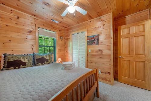 Elliotts Hideaway Adorable Cabin Fire Pit, Hot Tub, Deck, Pet Friendly, Wifi