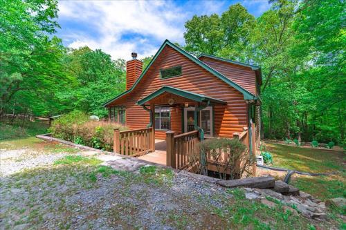 Elliotts Hideaway Adorable Cabin Fire Pit, Hot Tub, Deck, Pet Friendly, Wifi
