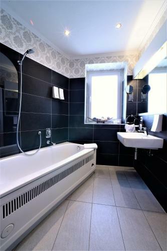 Ascot Hotel