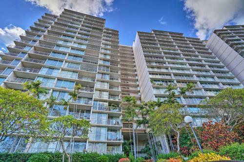 Apartamento Lush Condo With Community Pool, 1 Mi To Beach!