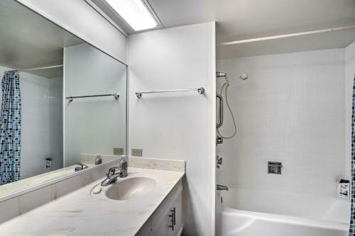 Apartamento Lush Condo With Community Pool, 1 Mi To Beach!