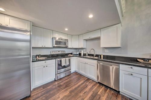Apartamento Coastal Escape Condo With Pool, Near Beaches!