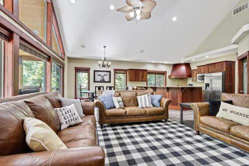 Magic Mccall Cabin And Studio For Larger Groups