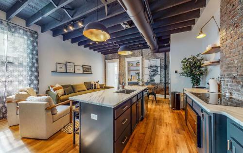 Luxurious Large Home W/ Private Yard Near Nulu