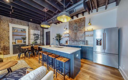 Luxurious Large Home W/ Private Yard Near Nulu