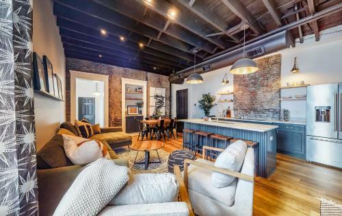 Luxurious Large Home W/ Private Yard Near Nulu