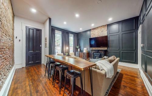 Luxurious Large Home W/ Private Yard Near Nulu