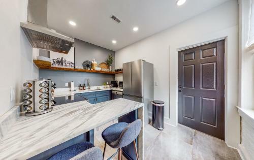 Luxurious Large Home W/ Private Yard Near Nulu