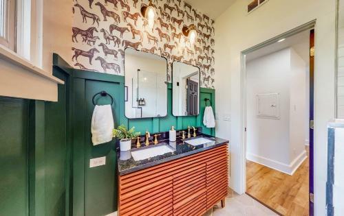 Luxurious Large Home W/ Private Yard Near Nulu
