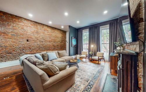 Luxurious Large Home W/ Private Yard Near Nulu