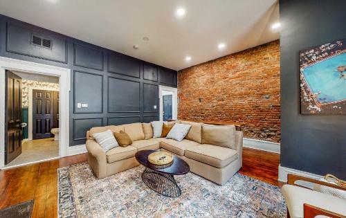 Luxurious Large Home W/ Private Yard Near Nulu