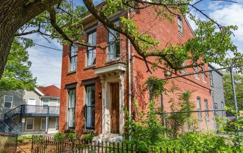 Luxurious Large Home W/ Private Yard Near Nulu
