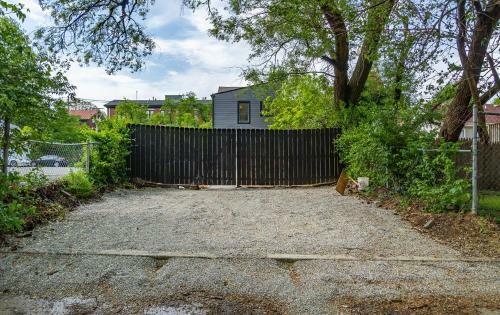 Luxurious Large Home W/ Private Yard Near Nulu