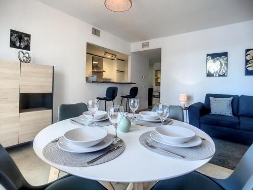 Superb Seafront Apartment Marina Real 305