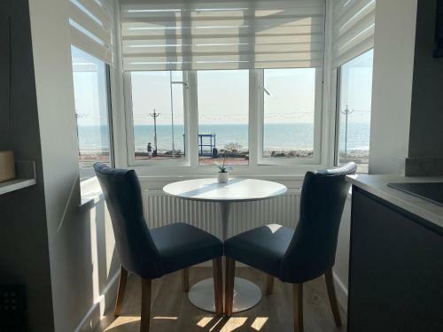 Worthing Beach 180 - Sea View 2 Bed Apartment With Private Parking