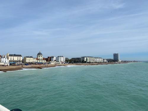 Worthing Beach 180 - Sea View 2 Bed Apartment With Private Parking