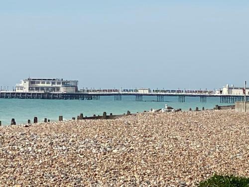 Worthing Beach 180 - Sea View 2 Bed Apartment With Private Parking