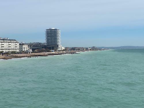 Worthing Beach 180 - Sea View 2 Bed Apartment With Private Parking