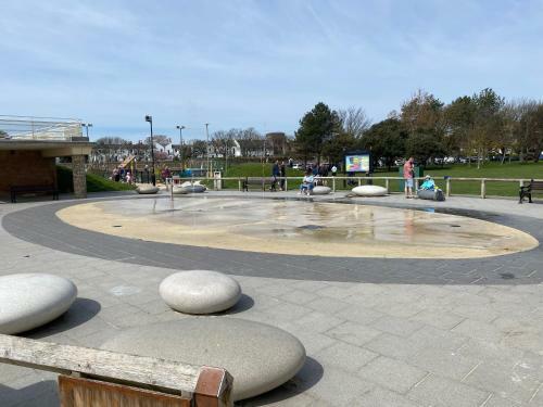 Worthing Beach 180 - Sea View 2 Bed Apartment With Private Parking