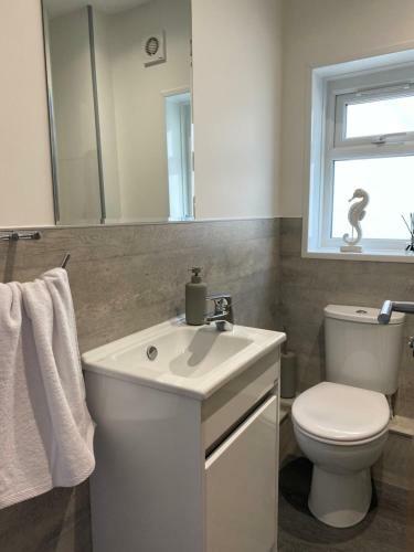 Worthing Beach 180 - Sea View 2 Bed Apartment With Private Parking