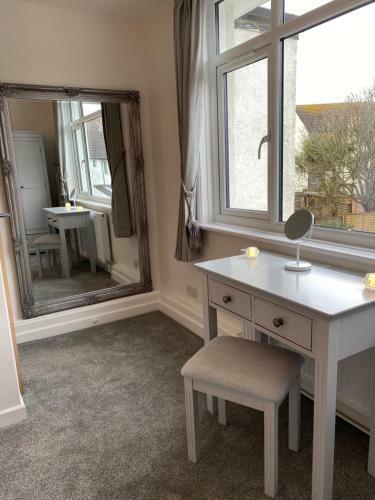 Worthing Beach 180 - Sea View 2 Bed Apartment With Private Parking