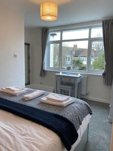 Worthing Beach 180 - Sea View 2 Bed Apartment With Private Parking