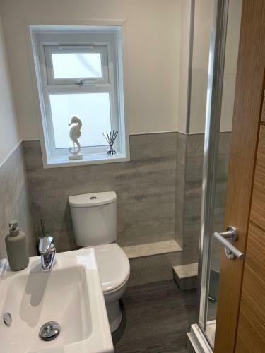 Worthing Beach 180 - Sea View 2 Bed Apartment With Private Parking