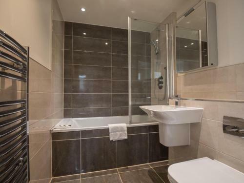 Easystays - Fab 3 Sleeper Apartment - Great Location & Parking
