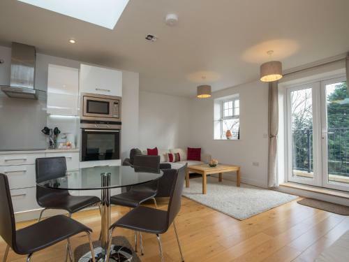 Easystays - Fab 3 Sleeper Apartment - Great Location & Parking