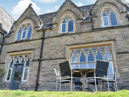 2 Priory Manor