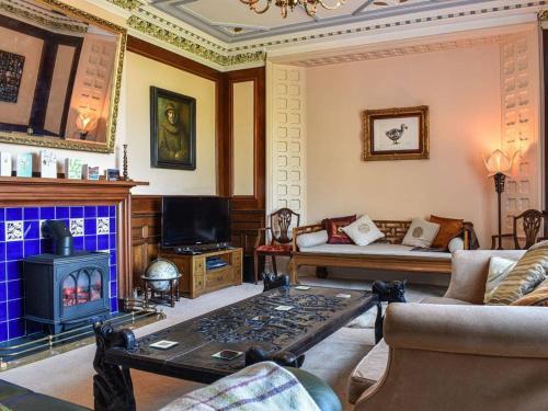 2 Priory Manor