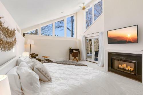 Catskill Mountains Getaway On 6 Acres With Pond