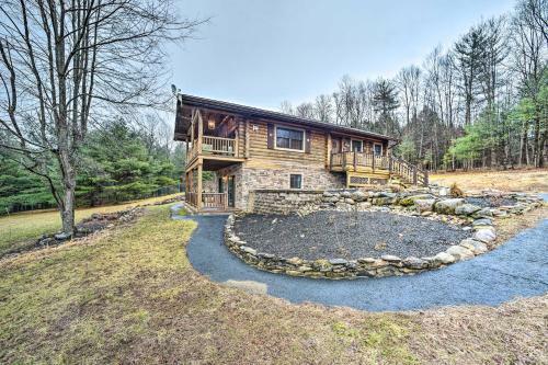 Spacious Cabin With Decks Near Saratoga Springs