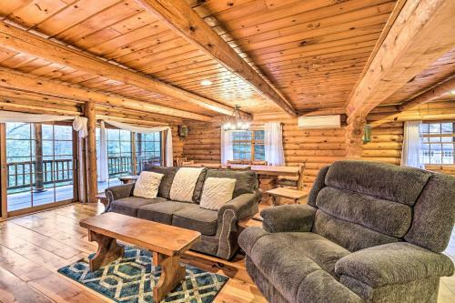 Spacious Cabin With Decks Near Saratoga Springs