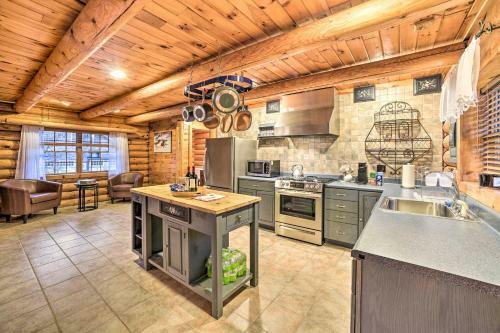 Spacious Cabin With Decks Near Saratoga Springs