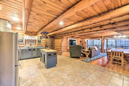 Spacious Cabin With Decks Near Saratoga Springs