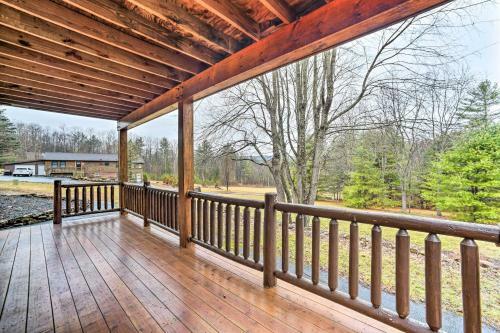Spacious Cabin With Decks Near Saratoga Springs