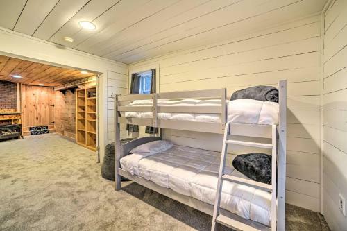 Spacious Cabin With Decks Near Saratoga Springs