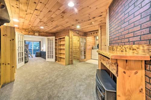Spacious Cabin With Decks Near Saratoga Springs