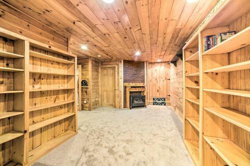 Spacious Cabin With Decks Near Saratoga Springs
