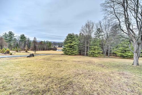Spacious Cabin With Decks Near Saratoga Springs