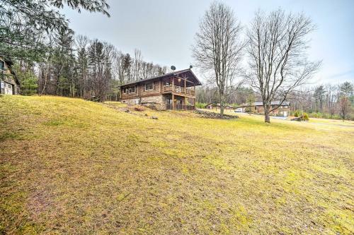 Spacious Cabin With Decks Near Saratoga Springs